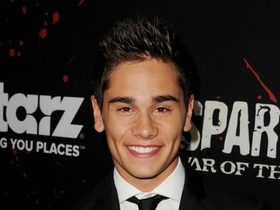 Spartacus hunk Christian Antidormi suited up