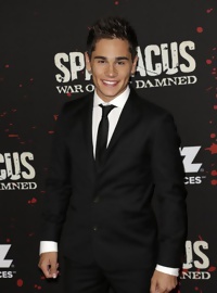 Spartacus hunk Christian Antidormi suited up