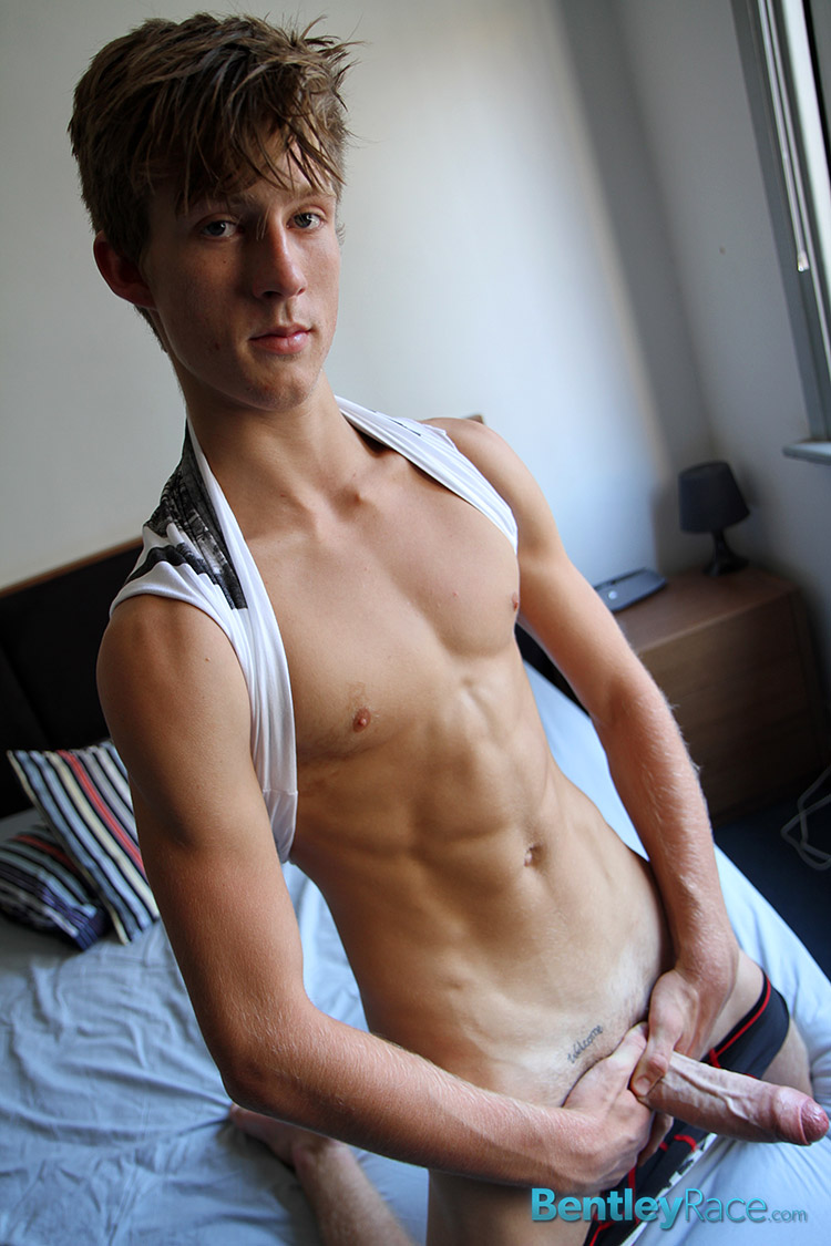 Super hung Aussie mate - Olly Daniels whips it out at ...