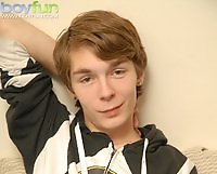 Cute twink Jesse Lugo busts a nut onto his stomach