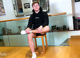 Young Straight Stud gets Wanked
