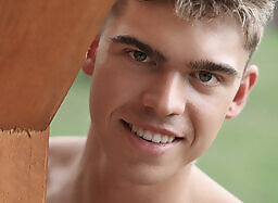 Freshmen: Muscular Arthur Reid Photoshoot