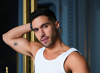 Menatplay: Ready to Fly: Rent Man - Charlie Cherry And Luciano