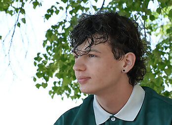 Freshmen: Ozzy Levitt Solo & Interview
