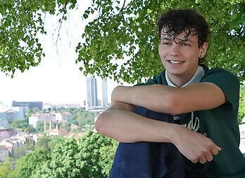 Freshmen: Ozzy Levitt Solo & Interview