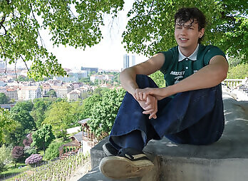 Freshmen: Ozzy Levitt Solo & Interview