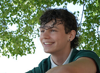 Freshmen: Ozzy Levitt Solo & Interview