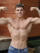 Freshmen: Muscular Arthur Reid Photoshoot